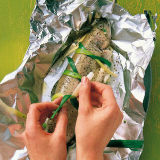 Gefüllte Forelle mit Kräutern und Frühlingszwiebeln Gefüllte Forelle mit Kräutern und Frühlingszwiebeln