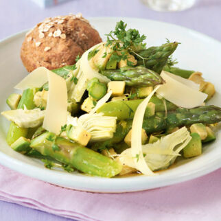 Spargelsalat mit Artischocken-Vinaigrette Spargelsalat mit Artischocken-Vinaigrette