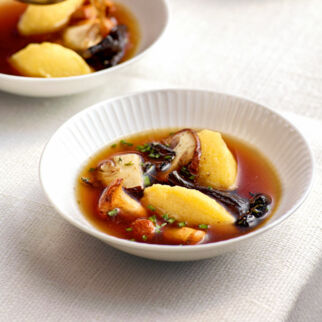 Waldpilzbouillon mit Polentanocken Waldpilzbouillon mit Polentanocken