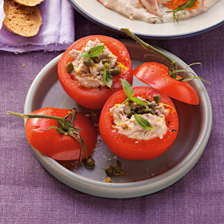 Tomaten mit Thunfisch-Kapern-Füllung Tomaten mit Thunfisch-Kapern-Füllung