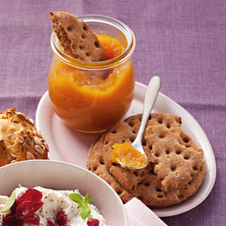 Aprikosenmus auf Knäckebrot Aprikosenmus auf Knäckebrot