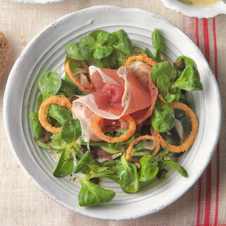 Vogerlsalat mit Vulcanoschinken und Erdäpfeldressing Vogerlsalat mit Vulcanoschinken und Erdäpfeldressing