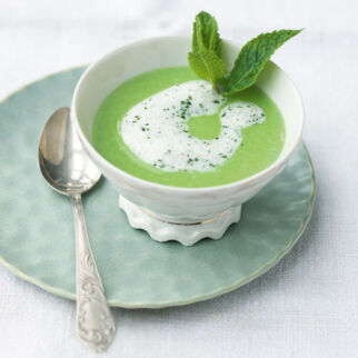 Erbsensüppchen mit Minzschaum Erbsensüppchen mit Minzschaum