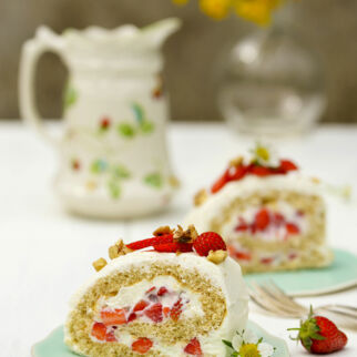 Dinkelbiskuitrolle mit Erdbeeren Dinkelbiskuitrolle mit Erdbeeren