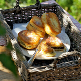 Zwetschgenbavesen mit Zimtzucker Zwetschgenbavesen mit Zimtzucker
