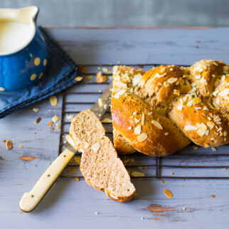 Mandelhefezopf Mandelhefezopf