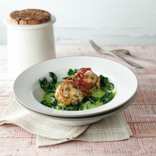 Steinpilzknödel mit Knusperzwiebeln Steinpilzknödel mit Knusperzwiebeln