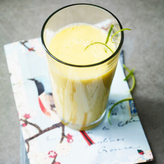 MANGO-LASSI MIT LIMETTE MANGO-LASSI MIT LIMETTE