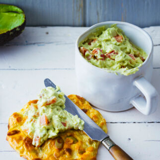 Avocadodip mit Eiweißbrot Avocadodip mit Eiweißbrot