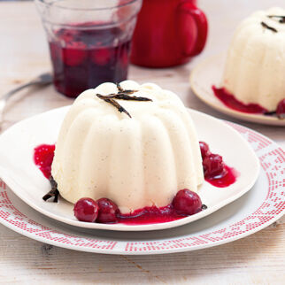 Bayerische Creme mit Kirschsauce Bayerische Creme mit Kirschsauce