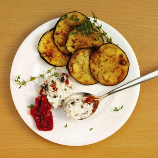 Auberginen-Chips mit Ziegenfrischkäse Auberginen-Chips mit Ziegenfrischkäse
