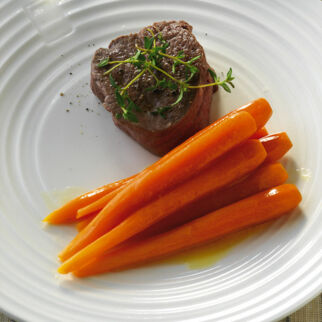 Poëlierte Filetsteaks mit Möhren Poëlierte Filetsteaks mit Möhren