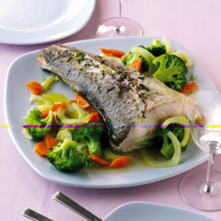 Dorsch in Folie im Gemüsebett Dorsch in Folie im Gemüsebett