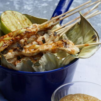 Satéspieße mit Erdnusssauce Satéspieße mit Erdnusssauce