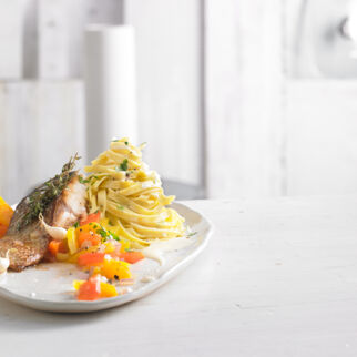 gebratener_wolfsbarsch_bandnudeln_paprika gebratener_wolfsbarsch_bandnudeln_paprika