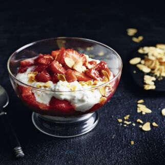 Chia-Joghurt mit Erdbeer-Rhabarber-Kompott Chia-Joghurt mit Erdbeer-Rhabarber-Kompott
