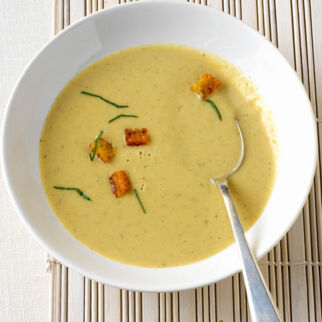 Rote-Linsen-Suppe mit Lauch und Croûtons Rote-Linsen-Suppe mit Lauch und Croûtons