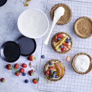 Beeren-Granola-Törtchen Beeren-Granola-Törtchen