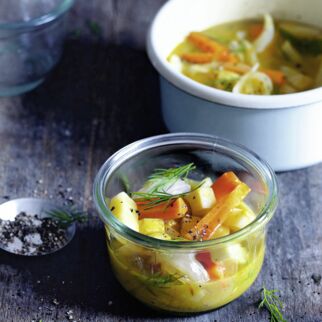 Knollensellerie mit Möhren und Orange Knollensellerie mit Möhren und Orange