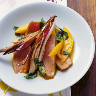 Gebratenes Kalbsrückensteak mit Mango, Treviso und Basilikum Gebratenes Kalbsrückensteak mit Mango, Treviso und Basilikum