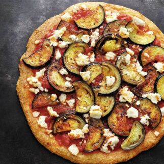 Pizza mit Auberginen, Harissa und Feta