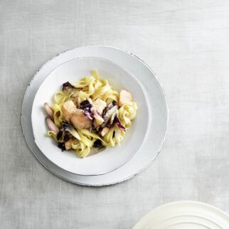Lachs-Fettuccine mit Radicchio Lachs-Fettuccine mit Radicchio