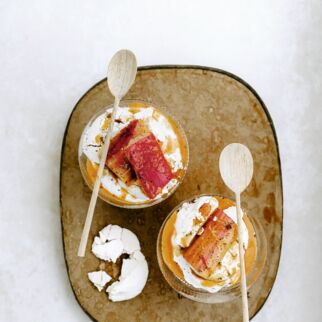 Rhabarberkompott mit Karamell, Joghurt und Baiser Rhabarberkompott mit Karamell, Joghurt und Baiser