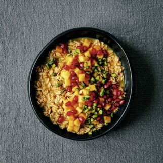 Gerstencreme mit Papaya und Granatapfelkernen Gerstencreme mit Papaya und Granatapfelkernen