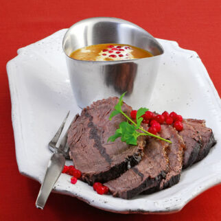 Sahniger Sauerbraten mit Preiselbeeren Sahniger Sauerbraten mit Preiselbeeren