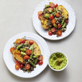 Süßkartoffel-Kumpir mit grünem Spargel und Guacamole Süßkartoffel-Kumpir mit grünem Spargel und Guacamole