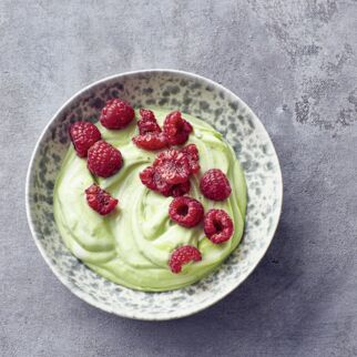 Avocadocreme mit Himbeeren Avocadocreme mit Himbeeren