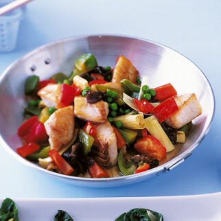 Gebratener Fisch mit Gemüse Gebratener Fisch mit Gemüse