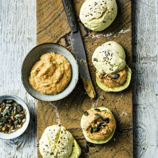 Kürbis-Mandel-Creme auf Dinkelbrötchen Kürbis-Mandel-Creme auf Dinkelbrötchen