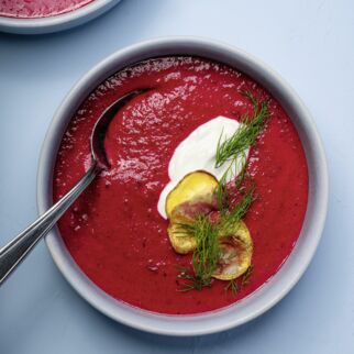 Geeiste Rote-Beete-Suppe mit Veganem Sauerrahm und Kartoffelchips Geeiste Rote-Beete-Suppe mit Veganem Sauerrahm und Kartoffelchips