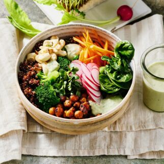 Quinoa-Bowl mit BBQ-Kichererbsen Quinoa-Bowl mit BBQ-Kichererbsen