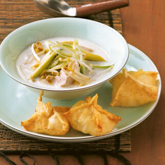 Zitronengrassuppe mit Topfen-Wan-Tans Zitronengrassuppe mit Topfen-Wan-Tans