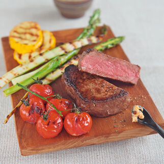 Steaks mit gegrilltem Gemüse Steaks mit gegrilltem Gemüse