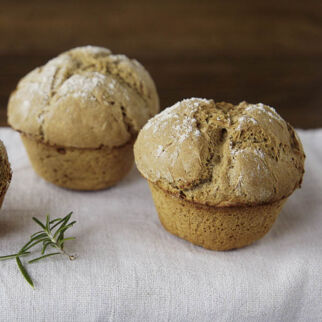 Roggenbrot-Muffins mit Rosmarin und Knoblauch Roggenbrot-Muffins mit Rosmarin und Knoblauch