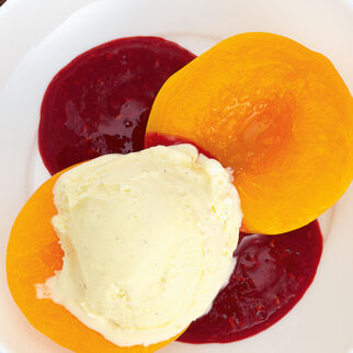 Pochierte Pfirsiche mit Himbeerpüree Pochierte Pfirsiche mit Himbeerpüree