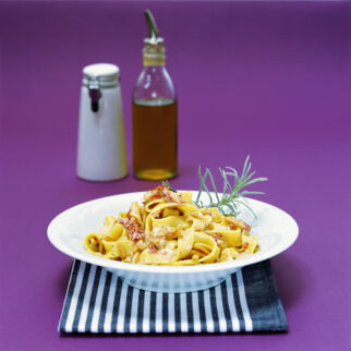Tagliatelle in Weissweinsauce mit getrockneten Tomaten Tagliatelle in Weissweinsauce mit getrockneten Tomaten