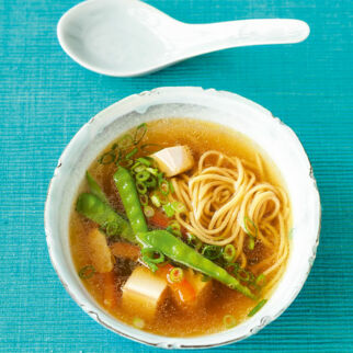 Asiatische Nudel-Suppe mit Tofu Asiatische Nudel-Suppe mit Tofu