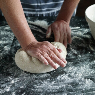 Brot backen Sauerteigbrot Teig kneten Brot backen Sauerteigbrot Teig kneten