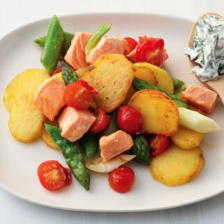 Kartoffelpfanne mit Lachs und Spargel Kartoffelpfanne mit Lachs und Spargel
