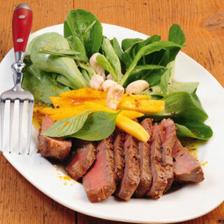 Feldsalat mit Mango und Steakstreifen Feldsalat mit Mango und Steakstreifen