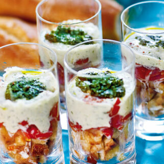 Schicht-Panzanella mit Basilikumcreme Schicht-Panzanella mit Basilikumcreme