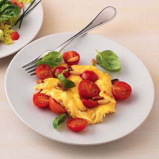 Rührei mit Tomaten und Basilikum Rührei mit Tomaten und Basilikum