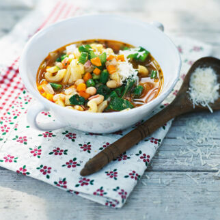 Bunter Gemüseeintopf mit Nudeln Bunter Gemüseeintopf mit Nudeln