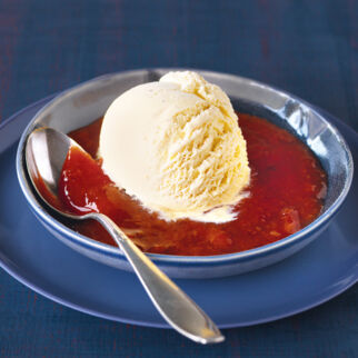 Vanilleeis mit Pflaumensauce Vanilleeis mit Pflaumensauce