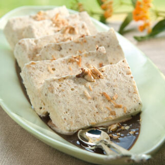 Halbgefrorenes mit Haselnüssen Halbgefrorenes mit Haselnüssen