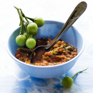 Chili-Dip mit Garnelenpaste (Nam Prik Kapi) Chili-Dip mit Garnelenpaste (Nam Prik Kapi)